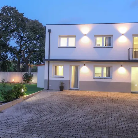 Semesterbostad Serenity House With Garden *